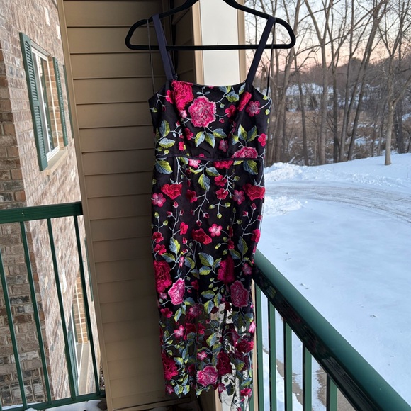 🆕✨Sam Edelman Peony Embroidered Navy Midi Dress Sheer Floral Overlay&Slit Size 4 - Picture 4 of 17